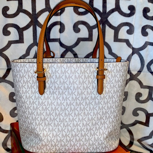 ***SOLD*** Michael Kors Jet Set Medium Signature Pocket Tote - Picture 2 of 14